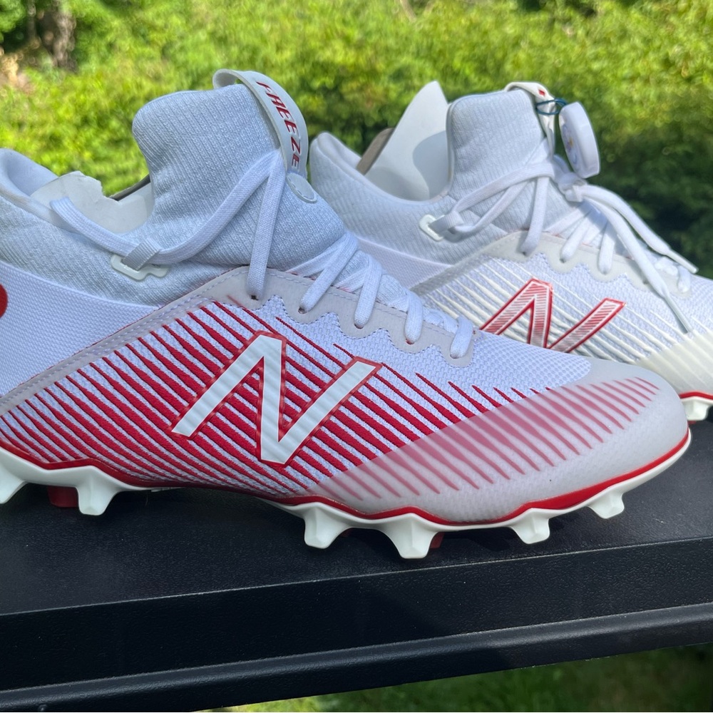 (Sz 9) New Balance White/Red Rugby or Soccer Cleats.